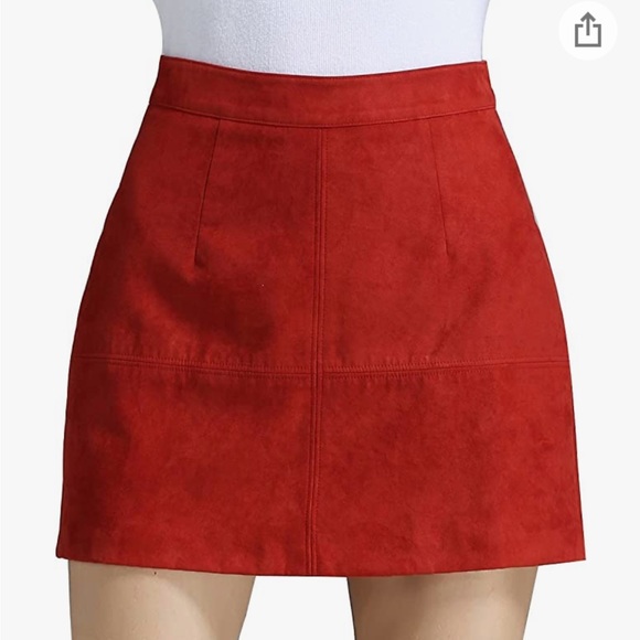 Cute red mini skirt with zipper in back - Picture 3 of 6